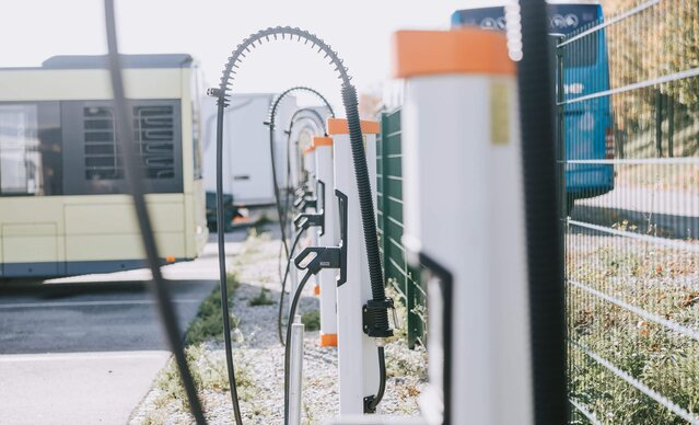 Mehrere Busladestationen auf einem Parkplatz