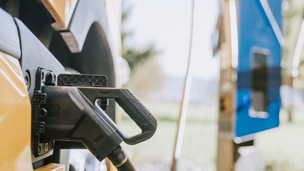 Lkw lädt an einem Schnelllader