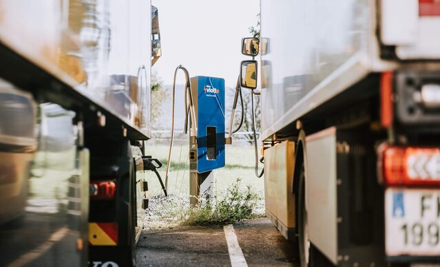 Zwei Lkws laden an einem Schnelllader