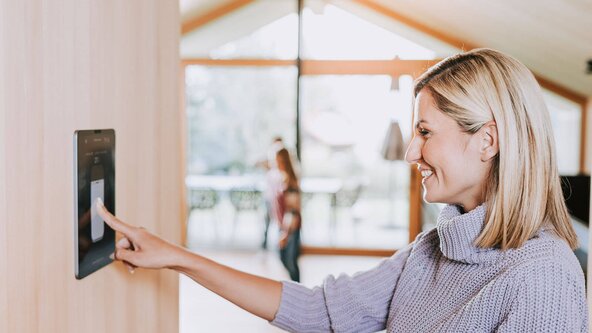 Frau regelt Heizung runter um Energie zu sparen