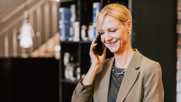 Ladenbesitzerin telefoniert in ihrem Geschäft