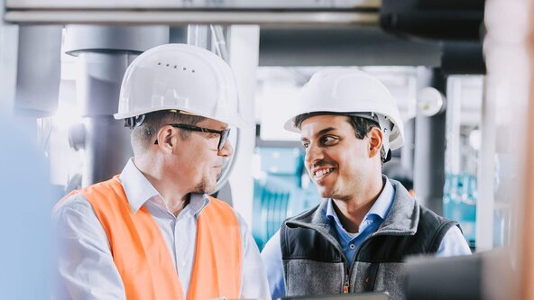 Ein Mann zeigt einem anderen die Heizung