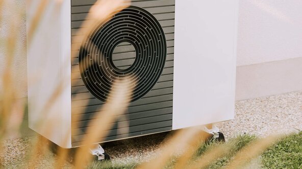 Wärmepumpe an einer Hauswand