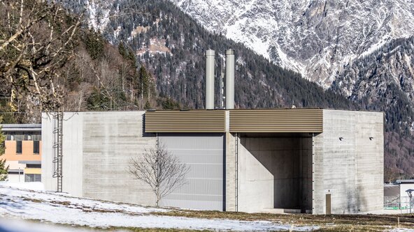 Frontalaufnahme vom Heizwerk Latschau
